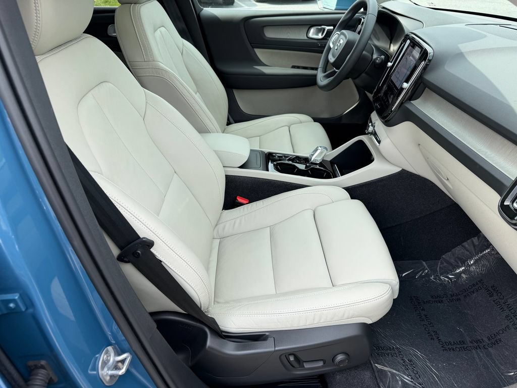 Certified 2024 Volvo XC40 B5 Plus w/ Protection Package Premier AWD/4WD image 15