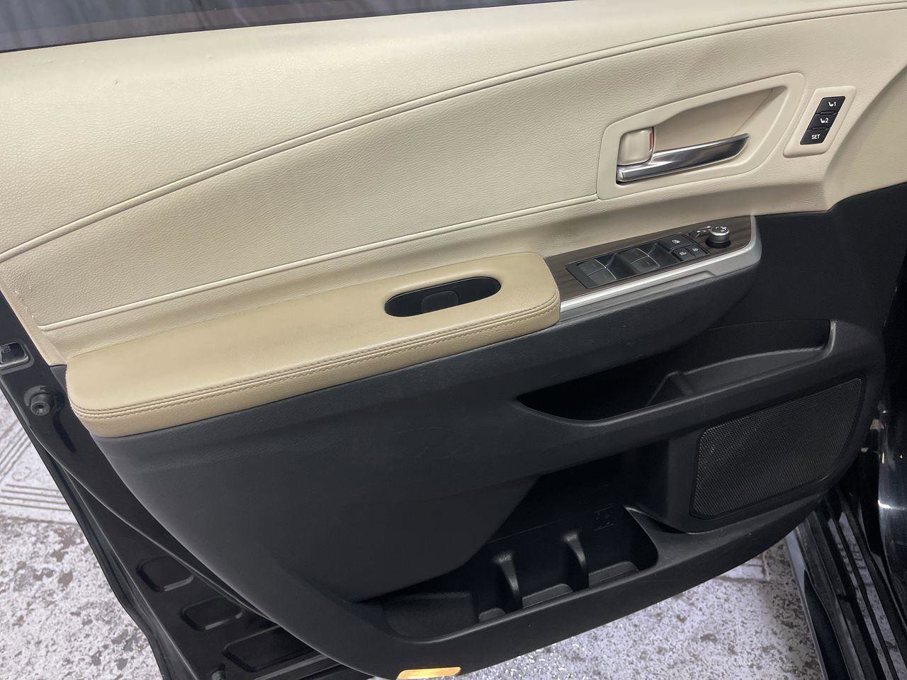 Used 2022 Toyota Sienna Limited image 13
