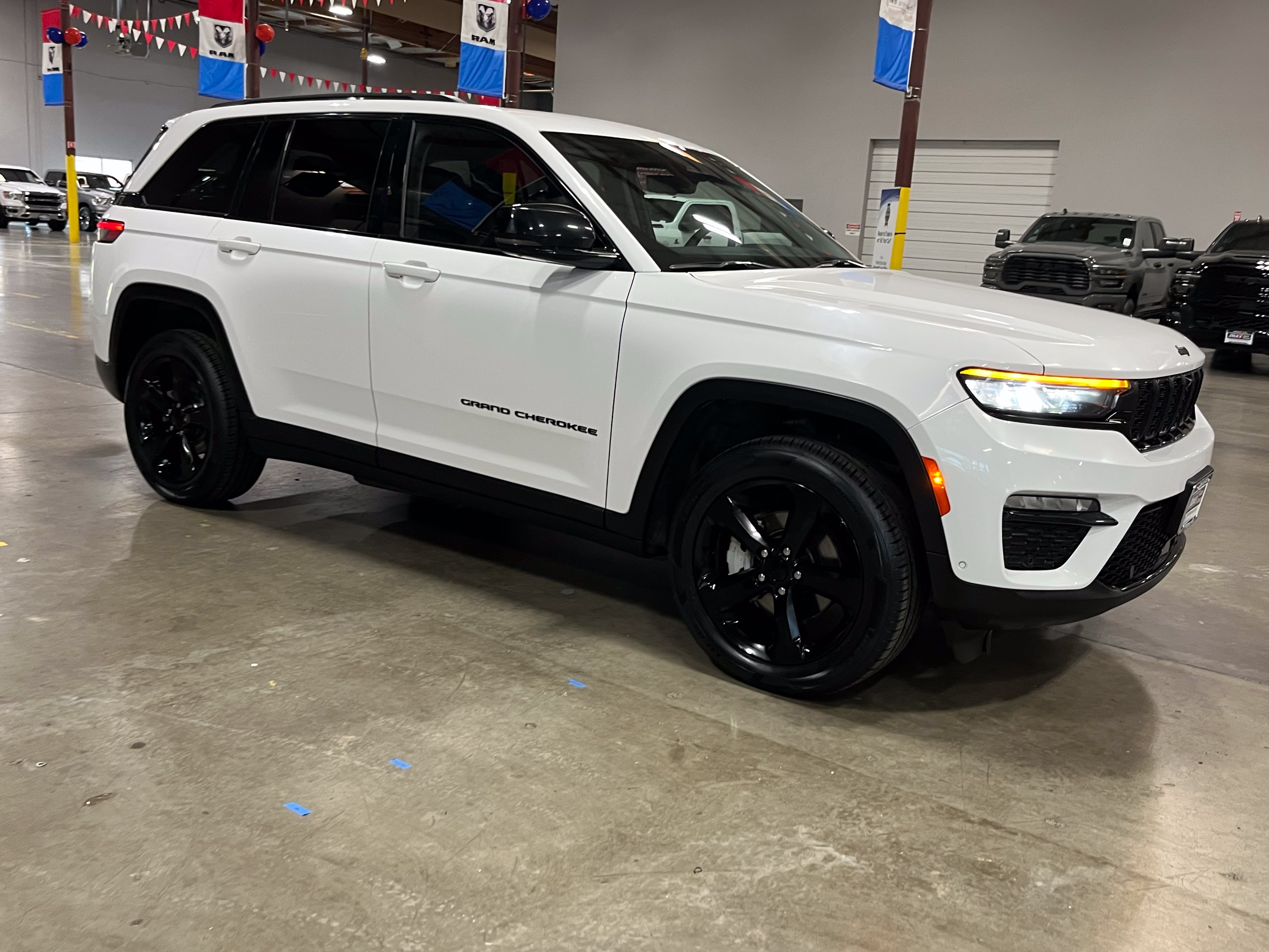 Used 2023 Jeep Grand Cherokee Limited w/ Luxury Tech Group II AWD/4WD image 7