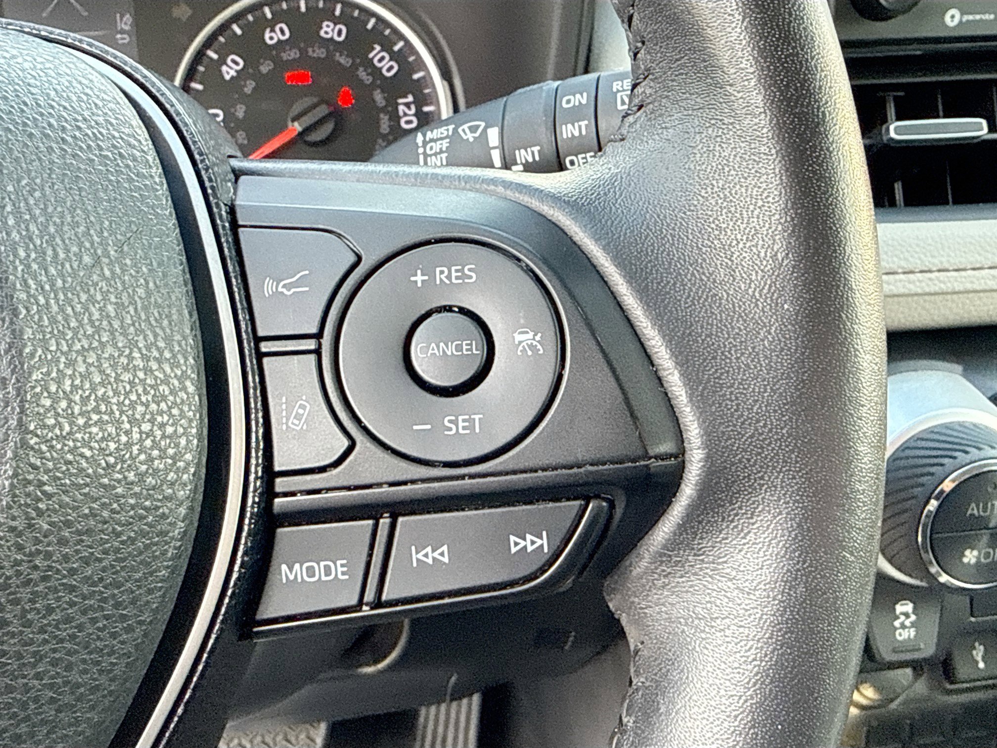 Used 2021 Toyota RAV4 XLE Premium image 39