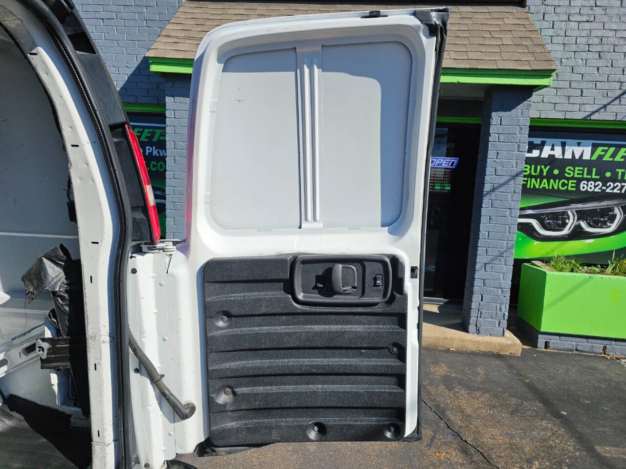 Used 2015 Chevrolet Express 2500 Extended RWD image 10