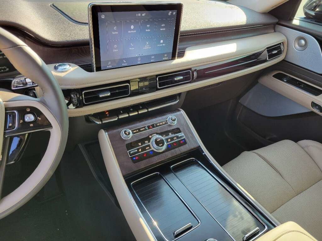 Used 2023 Lincoln Aviator Reserve w/ Equipment Group 201A AWD/4WD image 32
