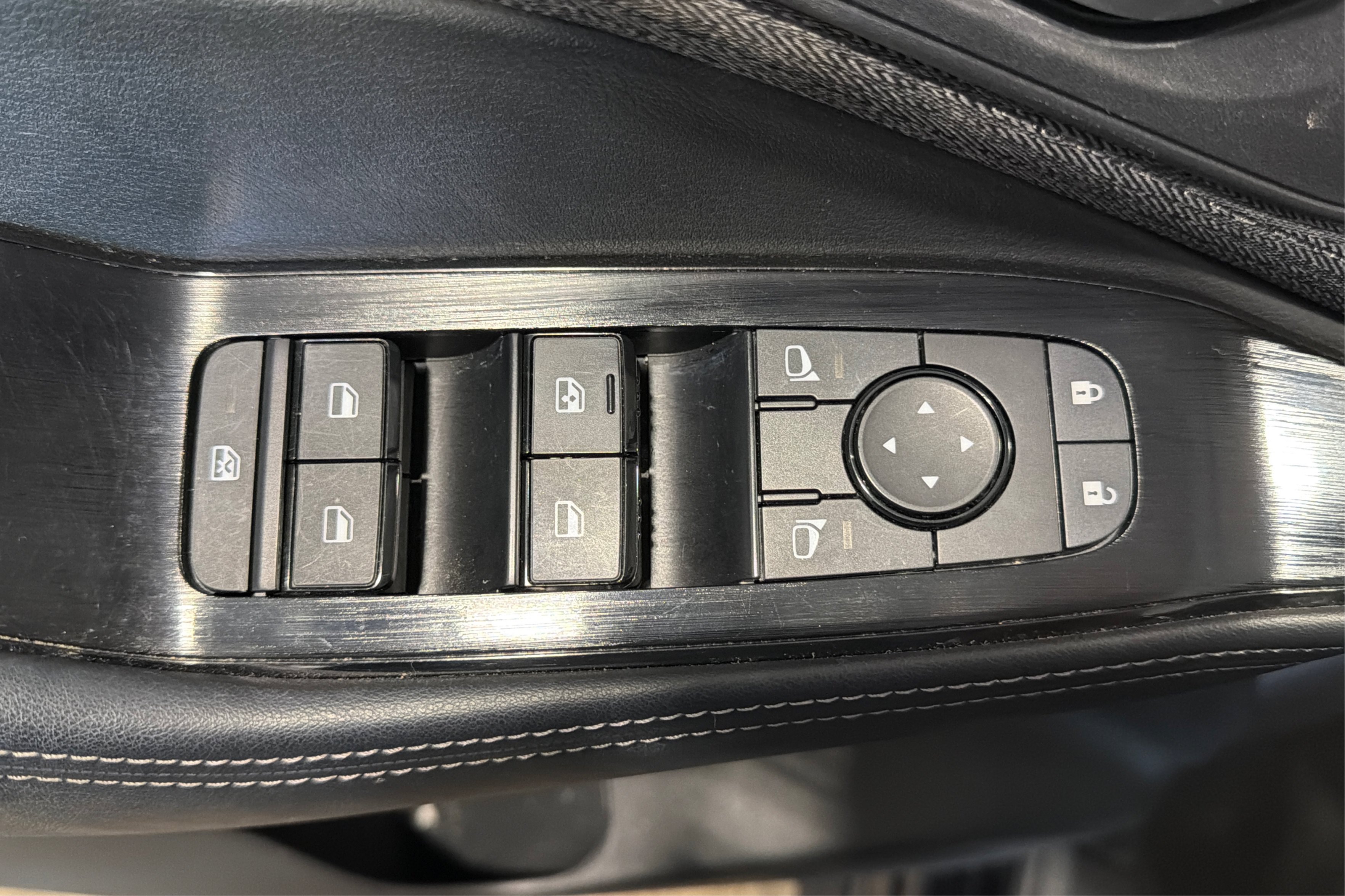 Used 2023 Nissan Rogue SV AWD/4WD image 16