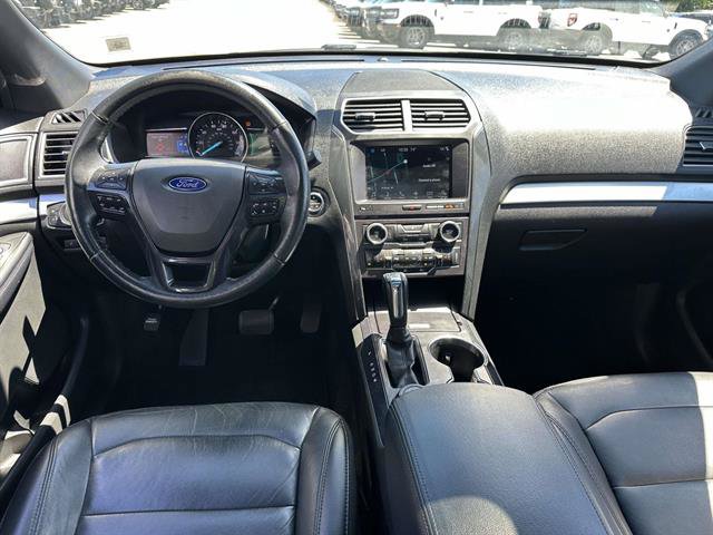 Used 2017 Ford Explorer XLT w/ Equipment Group 202A AWD/4WD image 12