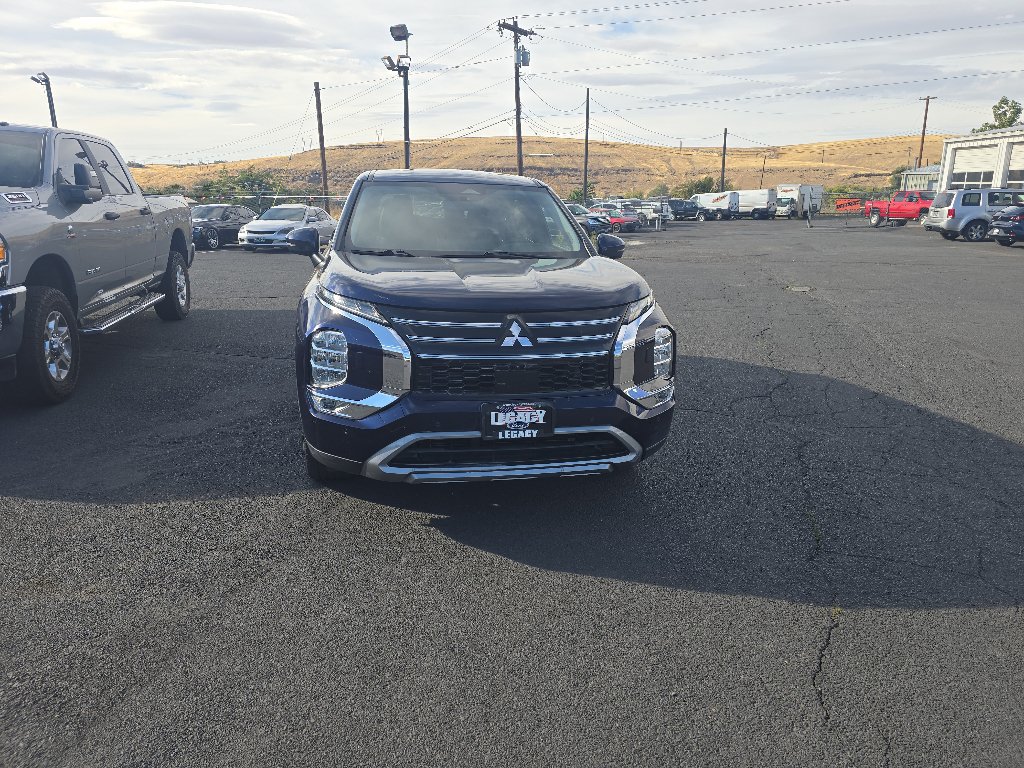 Used 2025 Mitsubishi Outlander SE AWD/4WD image 2