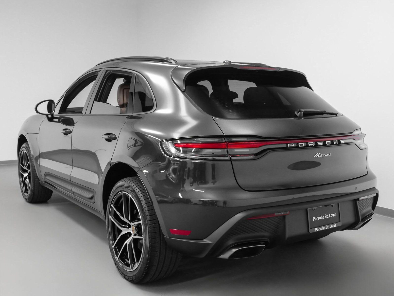 Certified 2025 Porsche Macan image 3