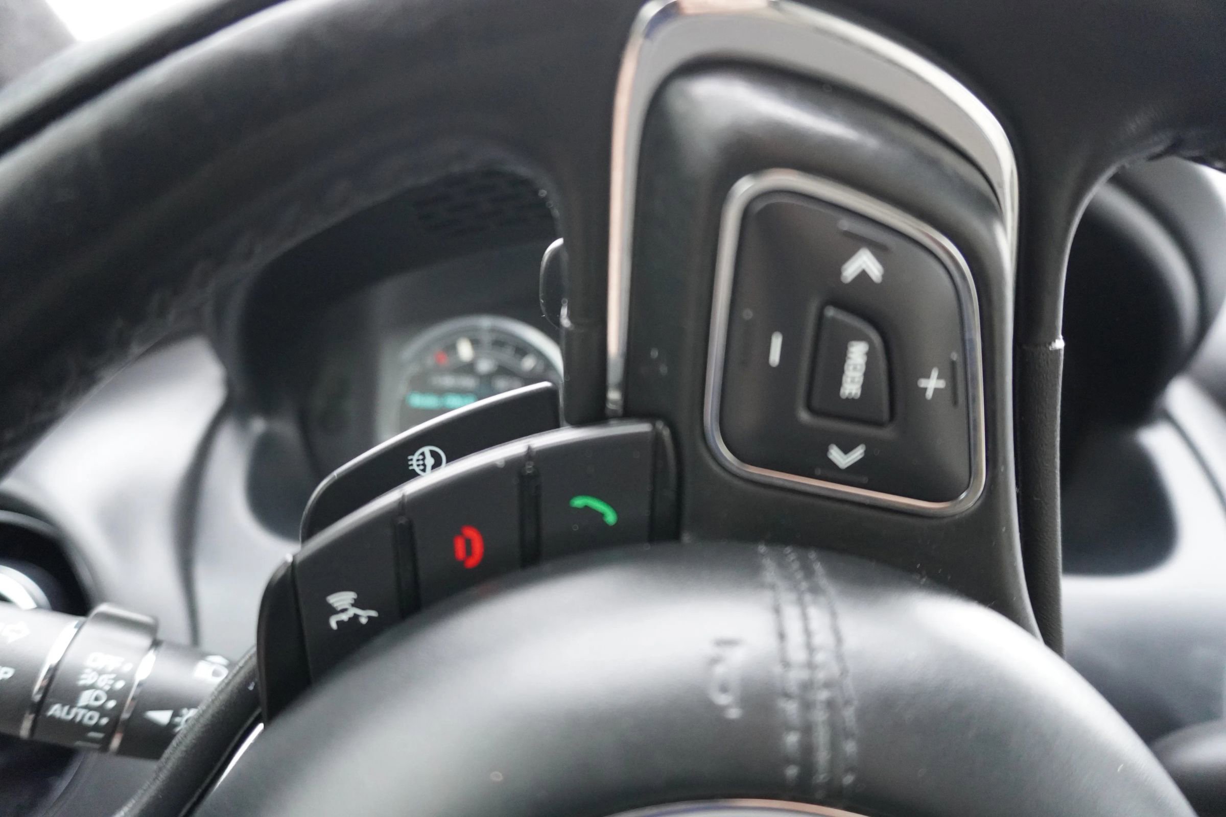 Used 2015 Jaguar XJ image 25