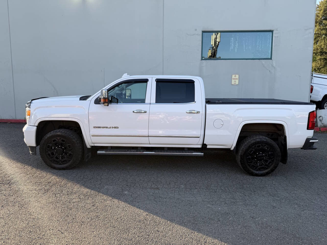 Used 2017 GMC Sierra 2500 Denali w/ Suspension Package, Off-Road AWD/4WD image 8
