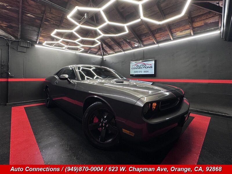 Used 2013 Dodge Challenger SXT RWD image 1