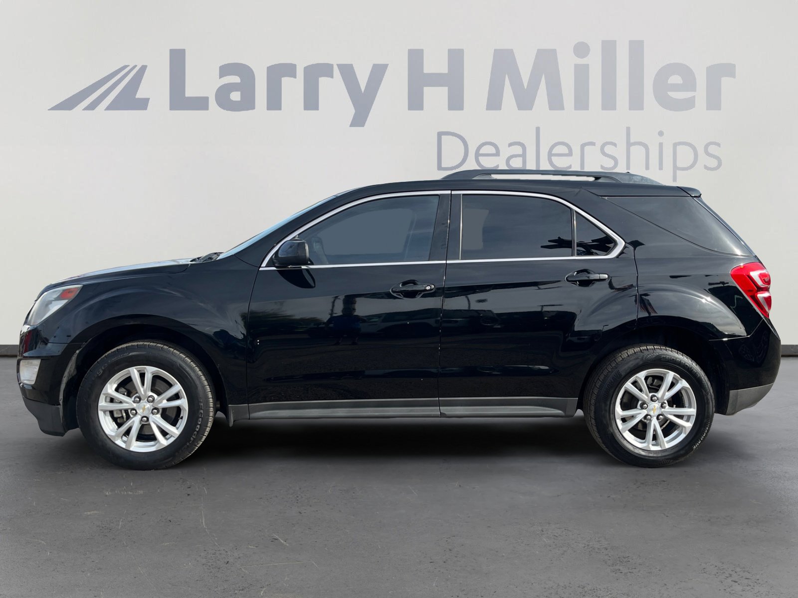 Used 2017 Chevrolet Equinox LT w/ Convenience Package image 2