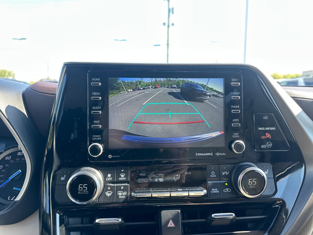 Used 2020 Toyota Highlander XLE AWD/4WD image 24