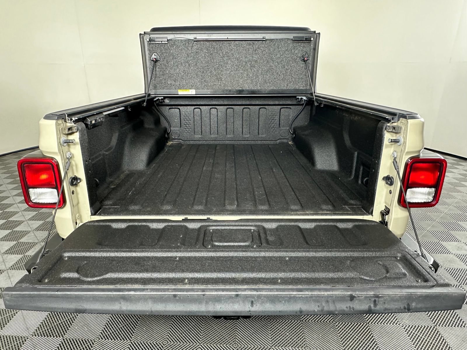 Used 2022 Jeep Gladiator Overland w/ Popular Equipment Package AWD/4WD image 24