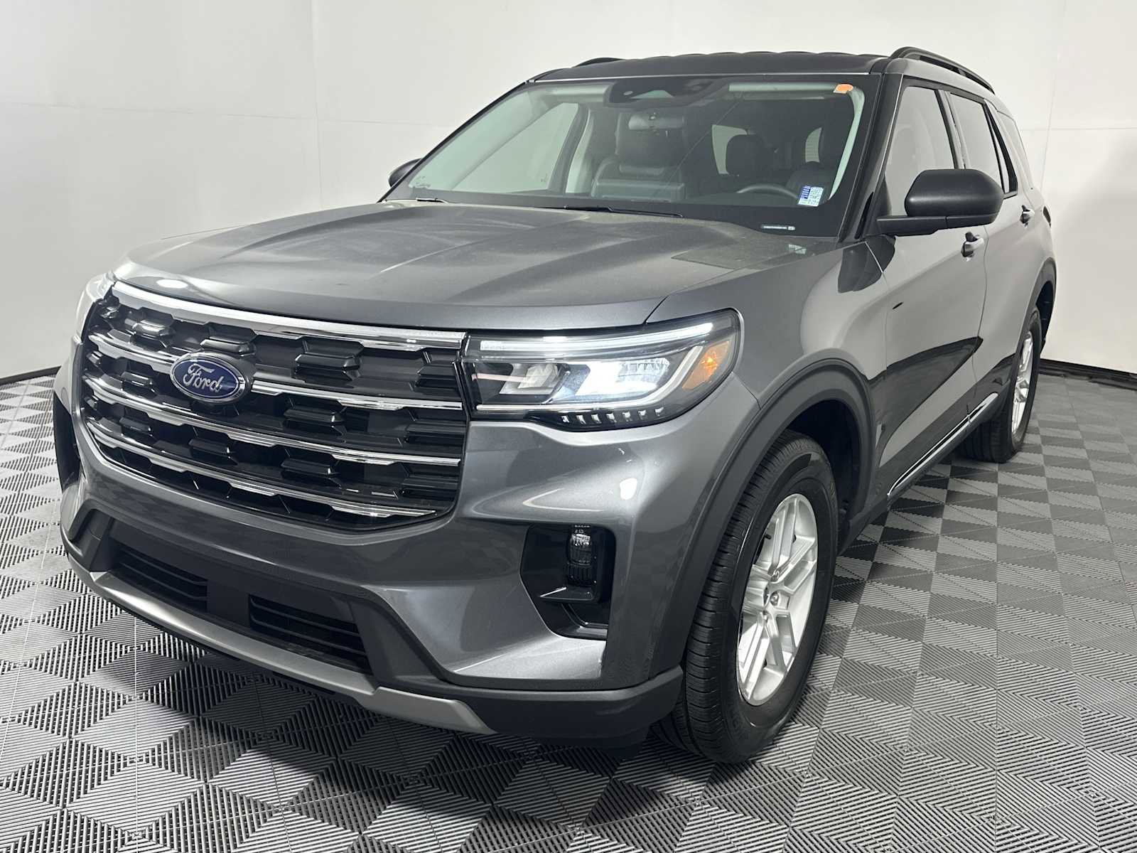 Used 2025 Ford Explorer Active w/ Active Comfort Package RWD image 3