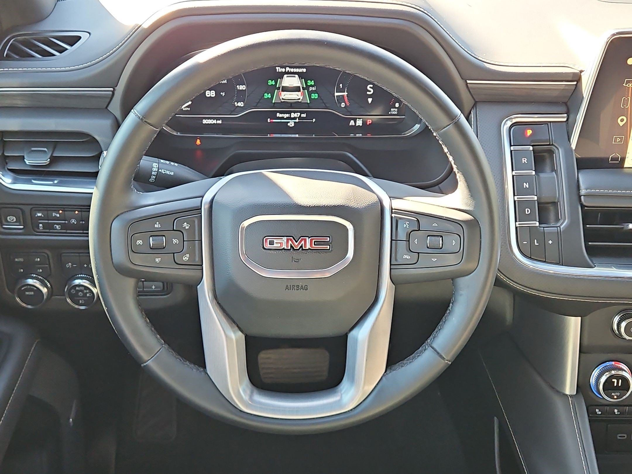 Certified 2024 GMC Yukon XL SLT w/ SLT Premium Package AWD/4WD image 16