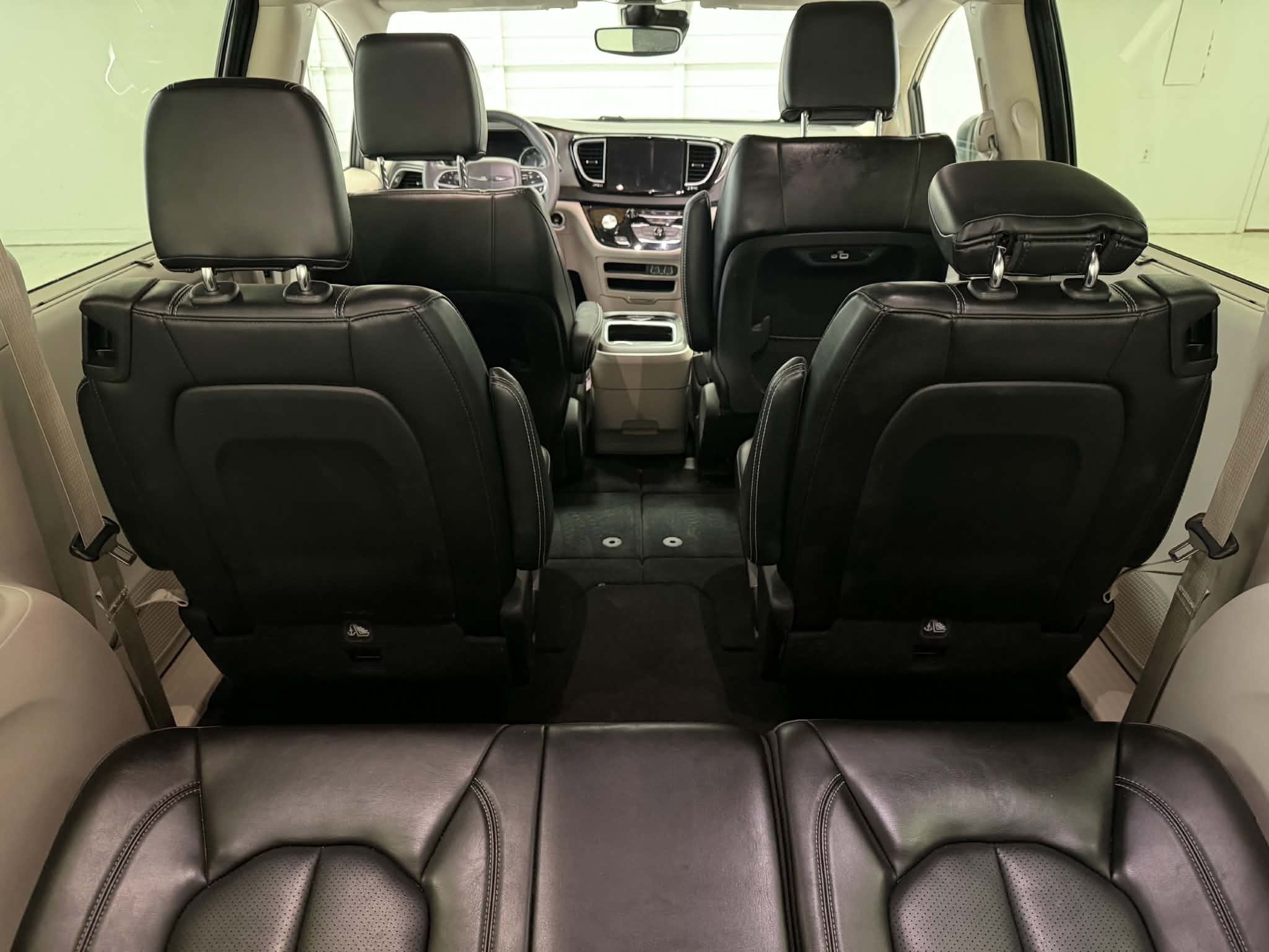 Used 2023 Chrysler Pacifica Touring-L FWD image 16