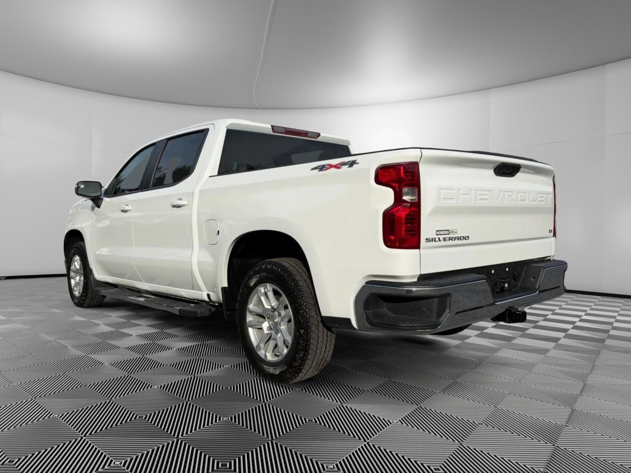 Used 2023 Chevrolet Silverado 1500 LT AWD/4WD image 3