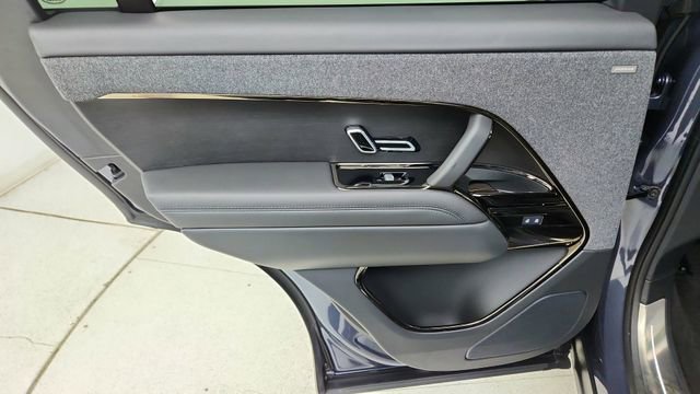 Used 2025 Land Rover Range Rover Sport SE image 33