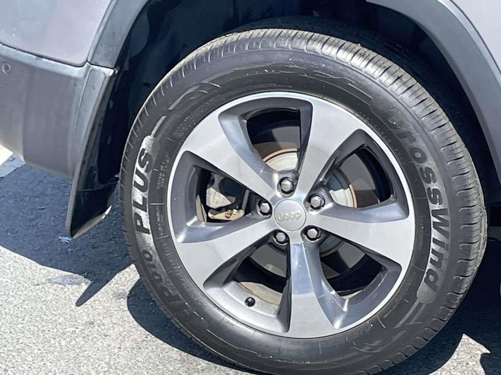 Used 2019 Jeep Cherokee Limited w/ Luxury Group image 12