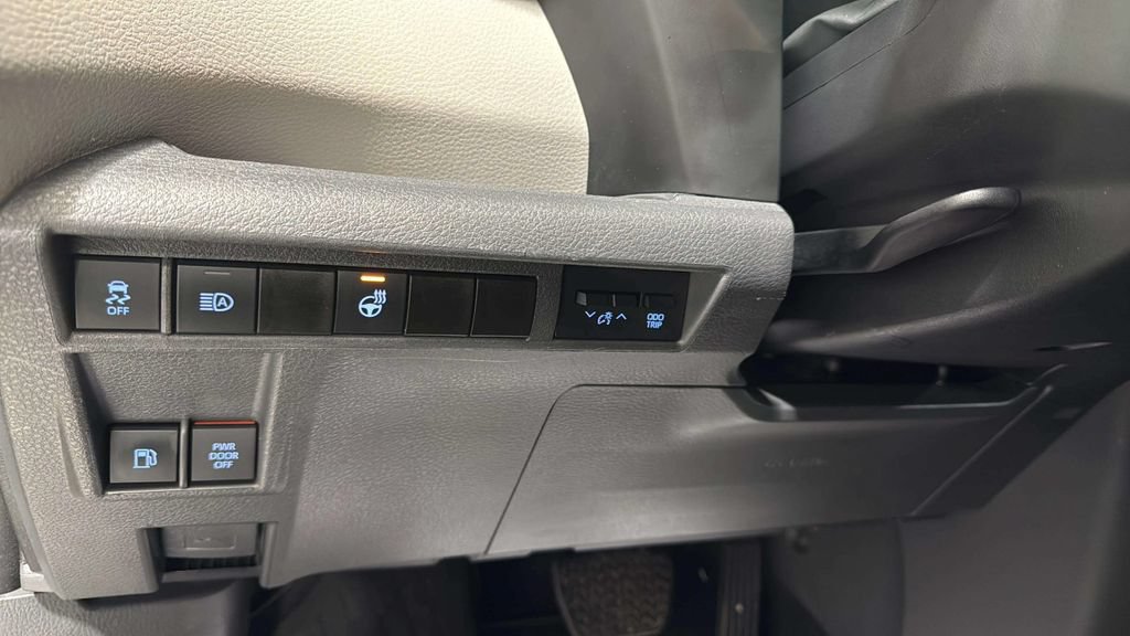 Used 2024 Toyota Sienna LE FWD image 35