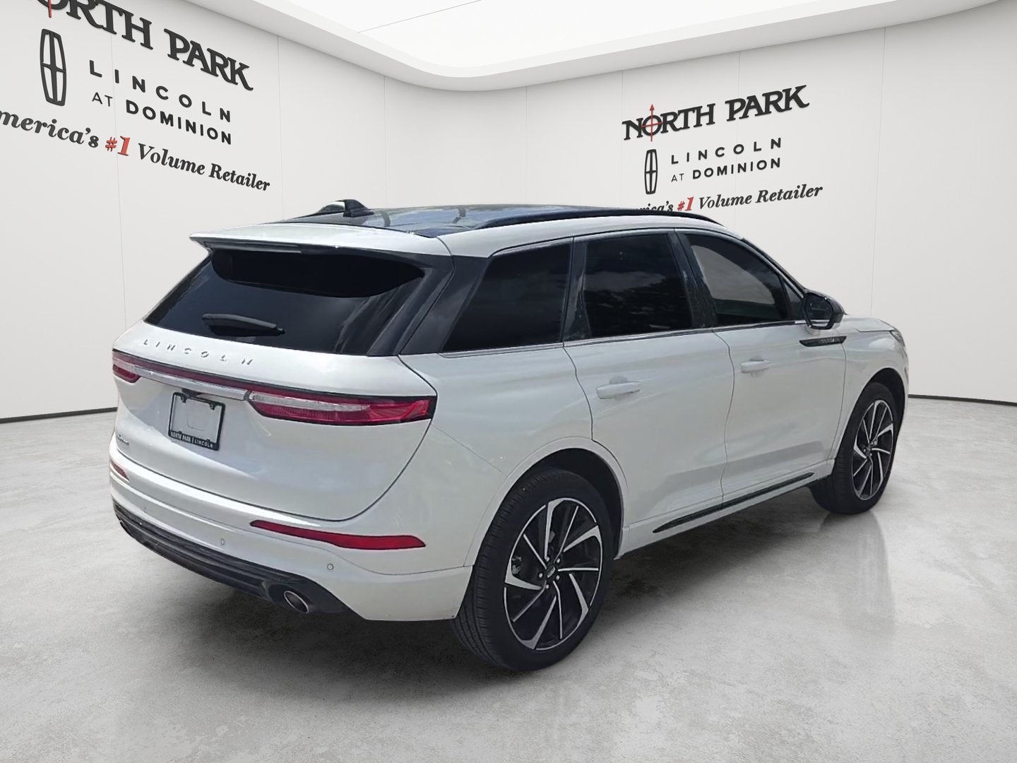 Used 2025 Lincoln Corsair Grand Touring AWD/4WD image 5