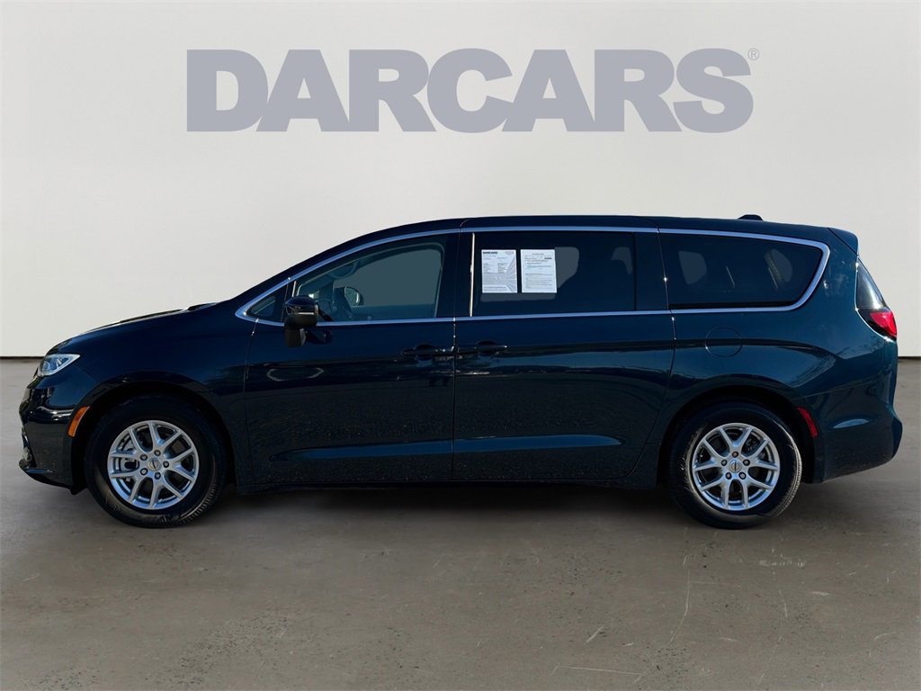 Used 2023 Chrysler Pacifica Touring-L image 4