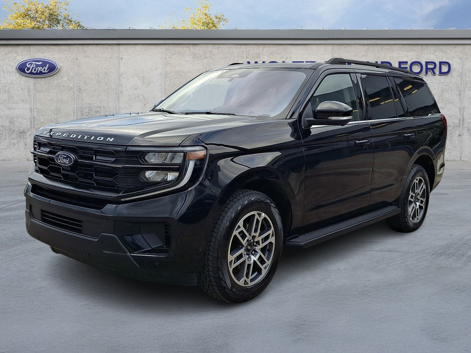 Used 2025 Ford Expedition Active AWD/4WD image 3