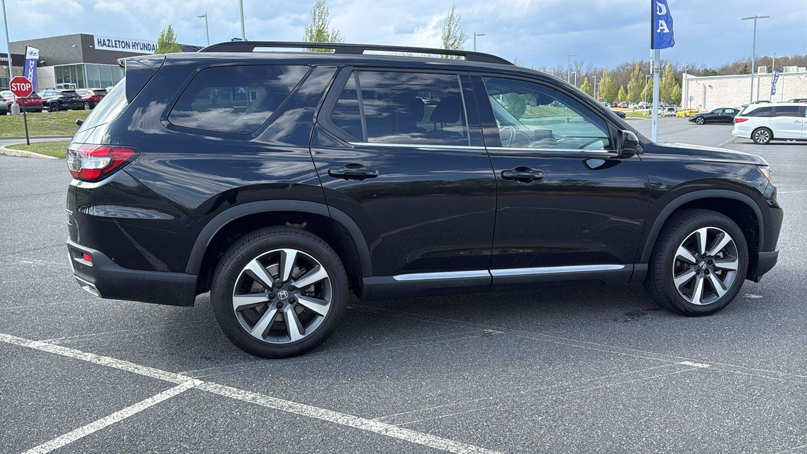 Used 2025 Honda Pilot Touring image 4