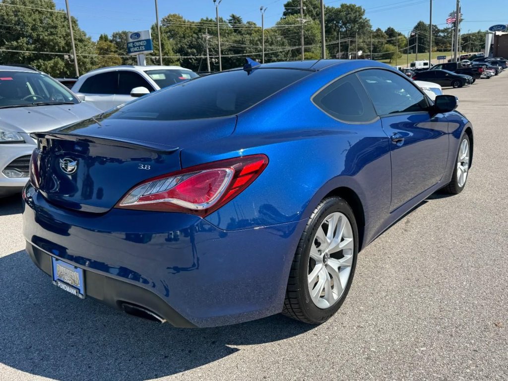 Used 2016 Hyundai Genesis 3.8 RWD image 3