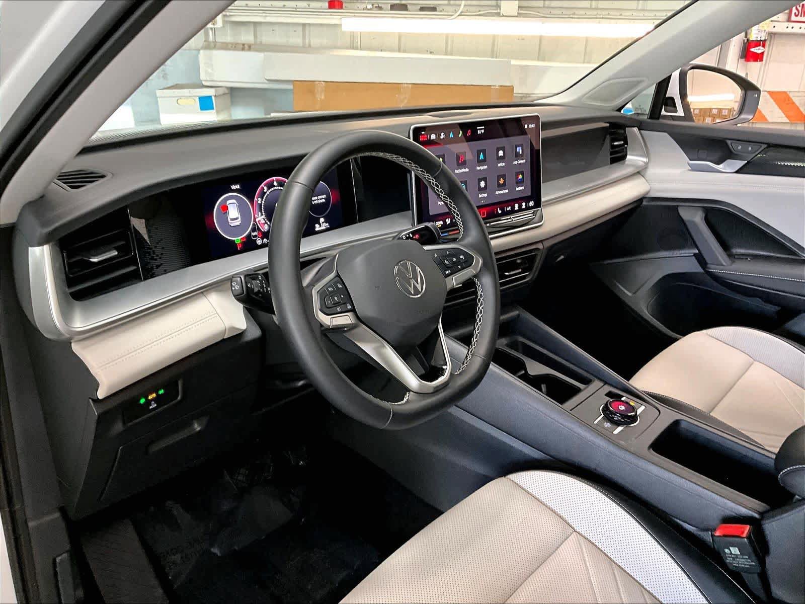 Certified 2025 Volkswagen Tiguan SE FWD image 16