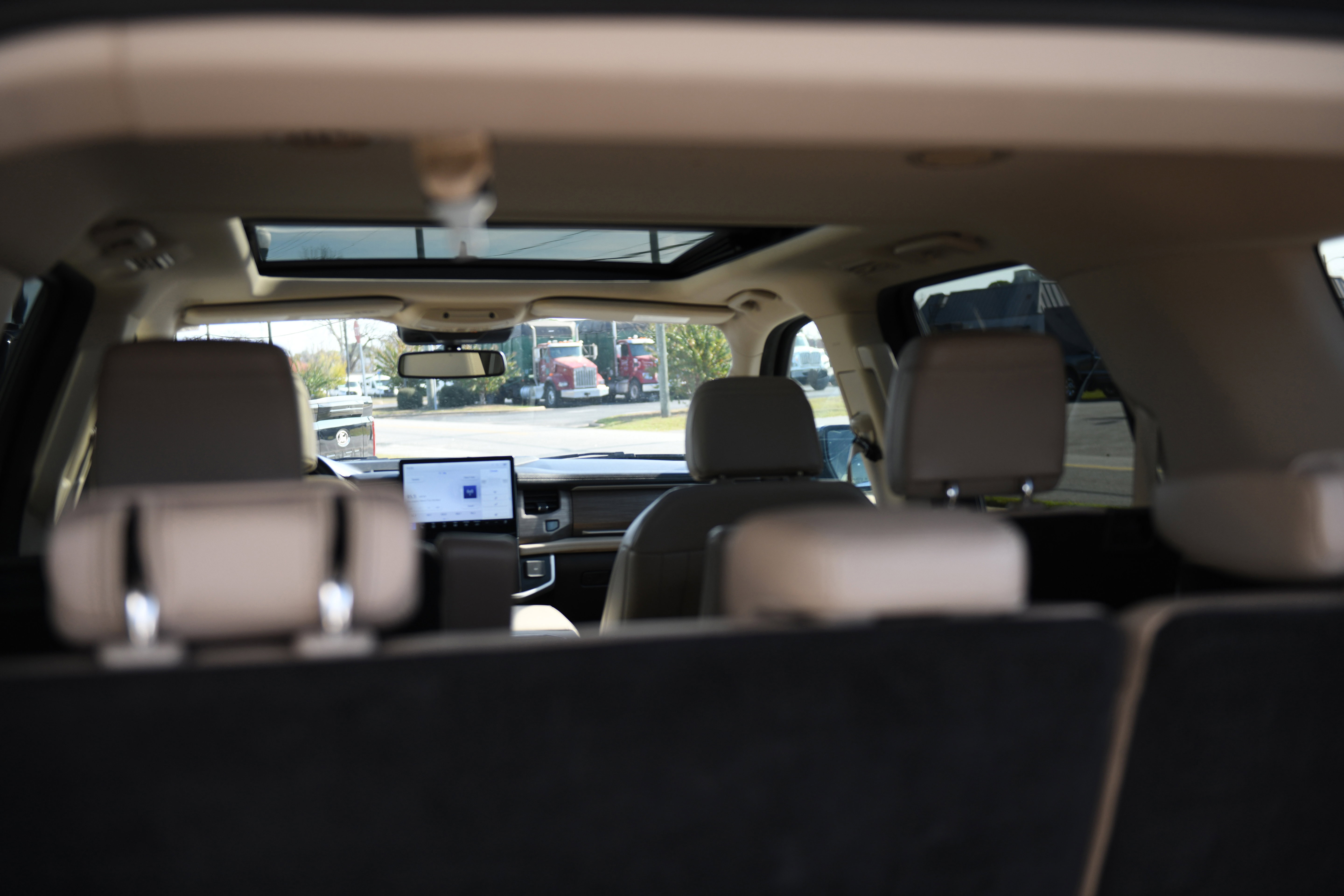 Used 2024 Ford Expedition Limited image 9