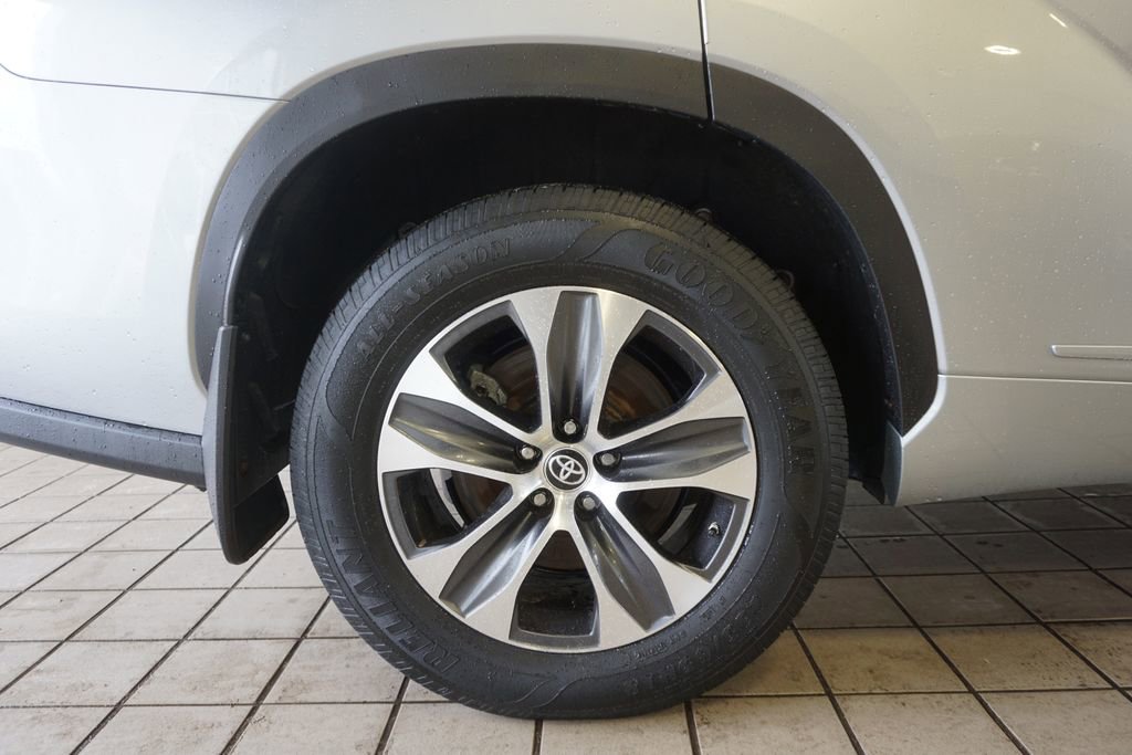Used 2023 Toyota Highlander XLE AWD/4WD image 34