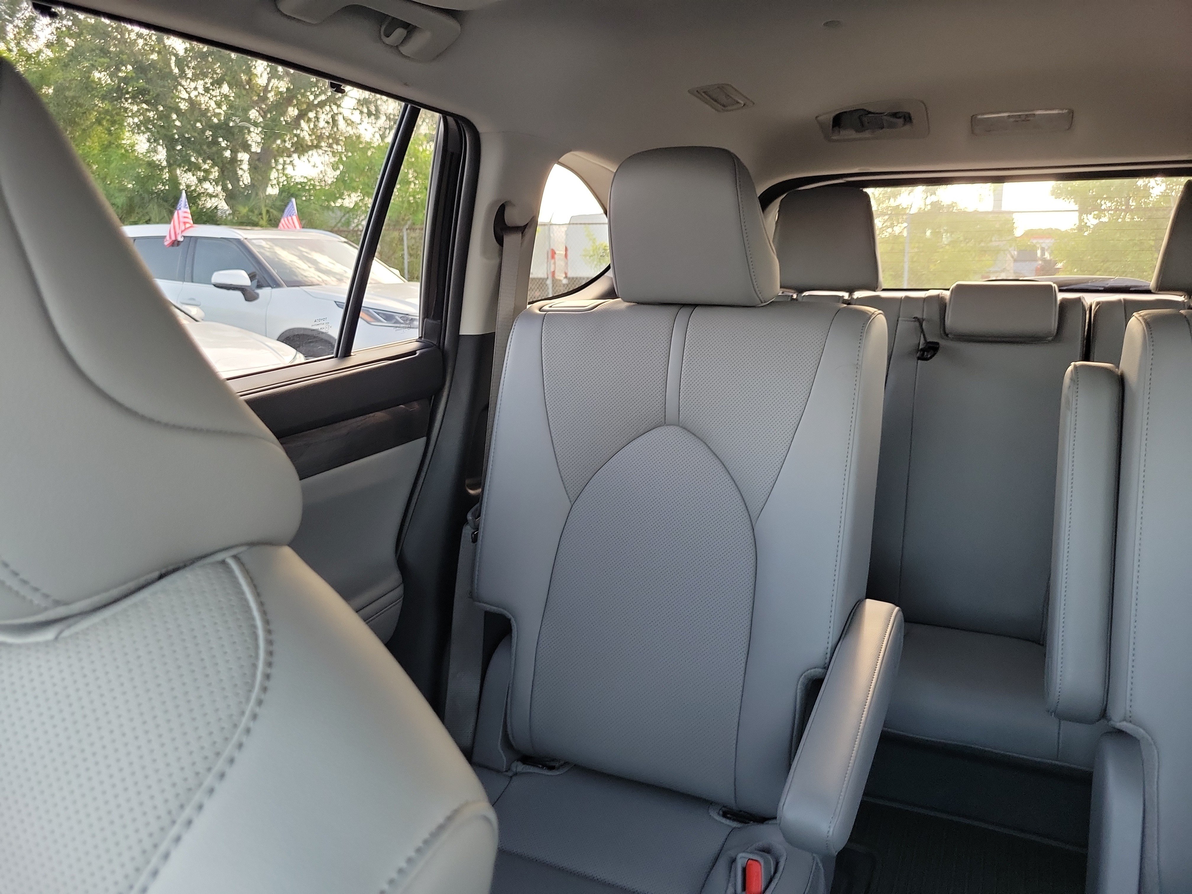 Used 2025 Toyota Highlander Limited FWD image 19