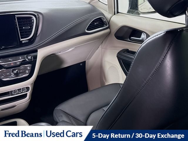 Used 2024 Chrysler Pacifica Limited FWD image 30