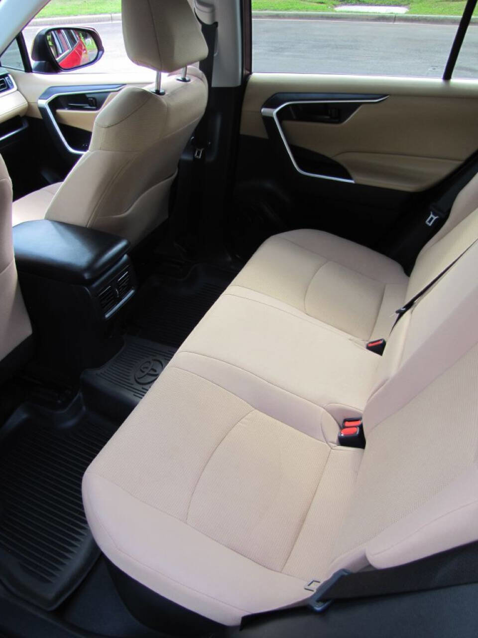 Used 2024 Toyota RAV4 LE image 27