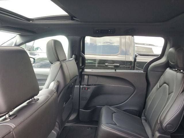 New 2027 Chrysler Pacifica Select AWD/4WD image 9