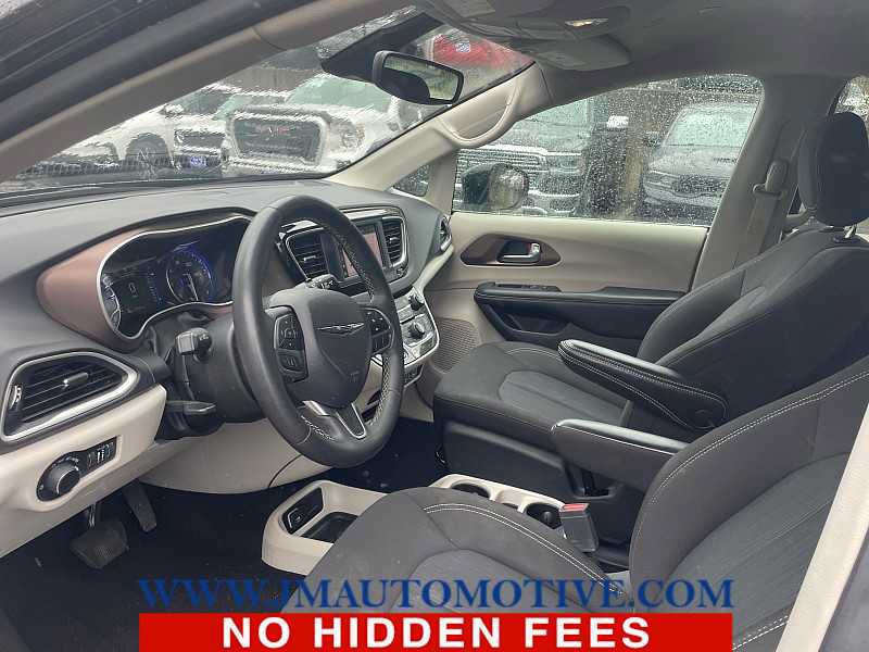 Used 2023 Chrysler Voyager LX FWD image 2