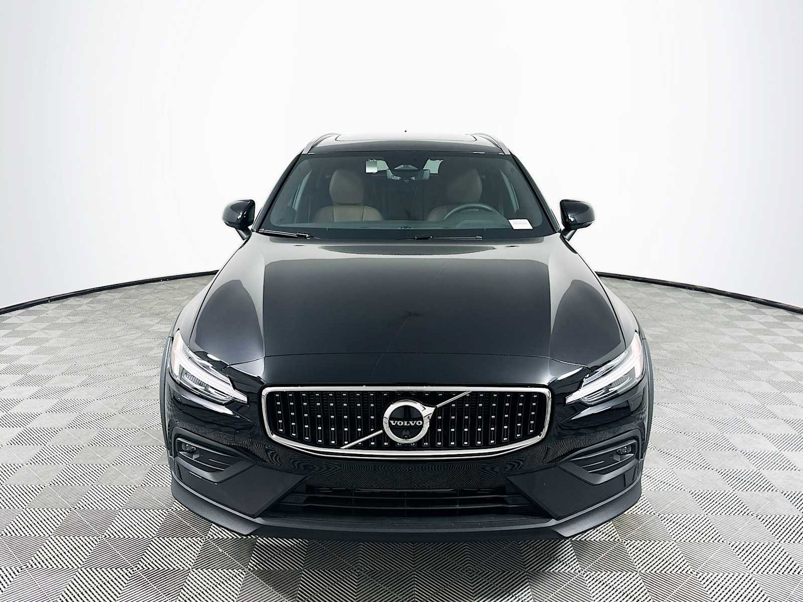 Certified 2025 Volvo V60 B5 Cross Country Plus w/ Protection Package Premier image 2