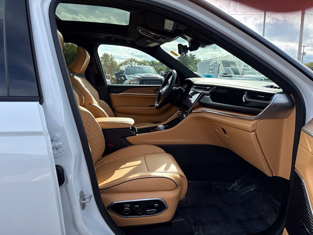 Certified 2025 Jeep Grand Cherokee Summit AWD/4WD image 29