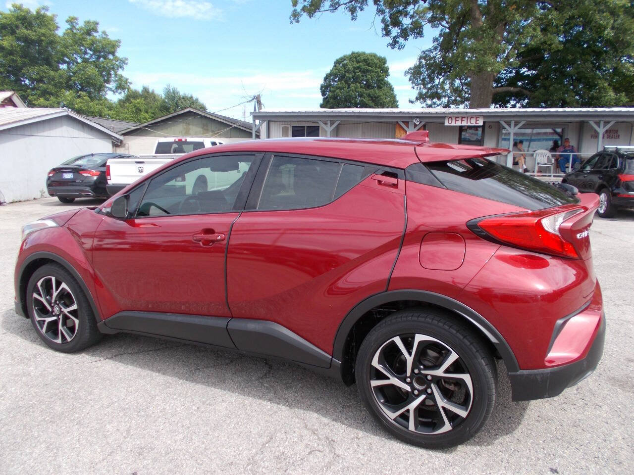 Used 2019 Toyota C-HR XLE FWD image 16