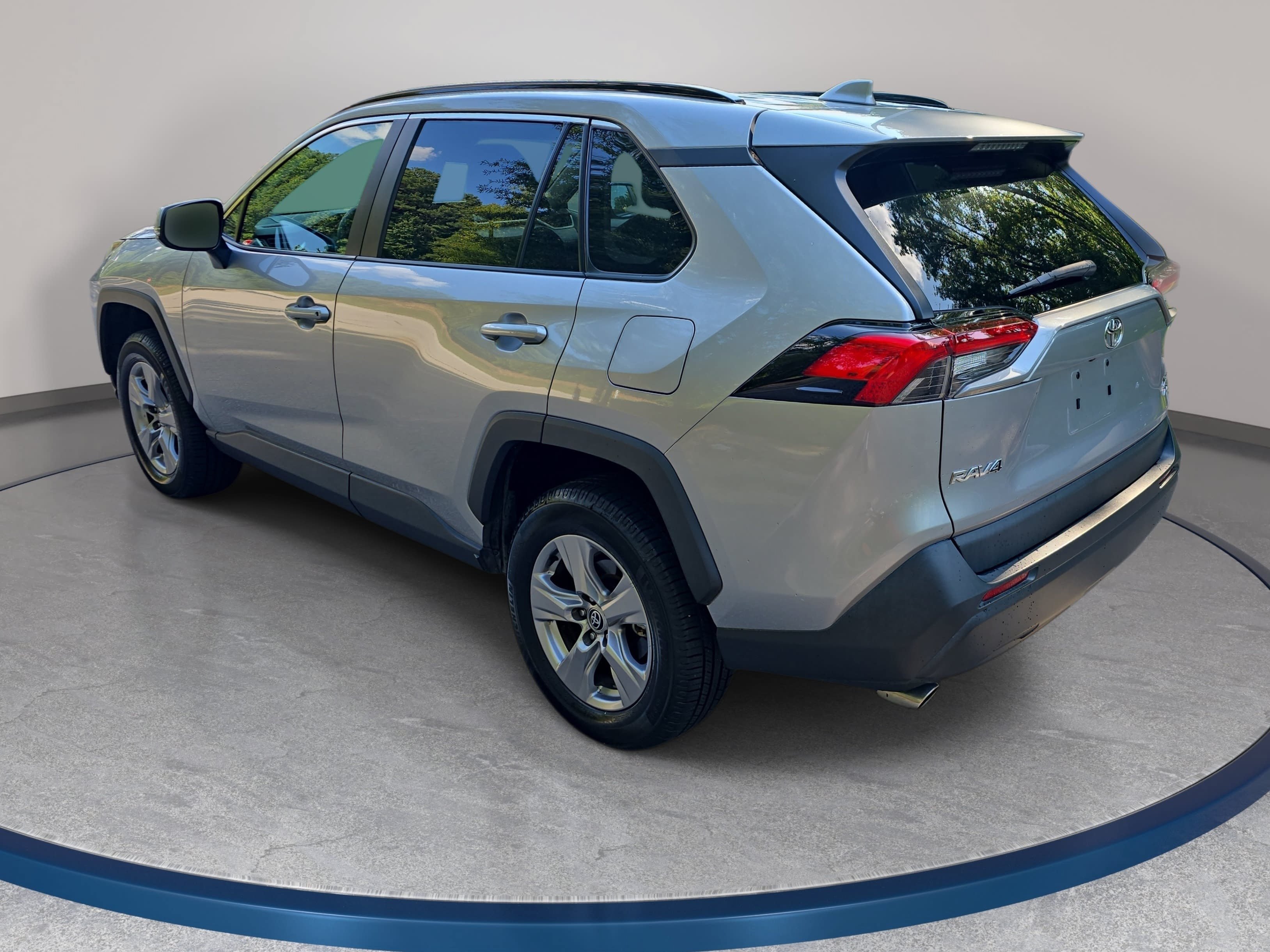 Used 2022 Toyota RAV4 XLE AWD/4WD image 7
