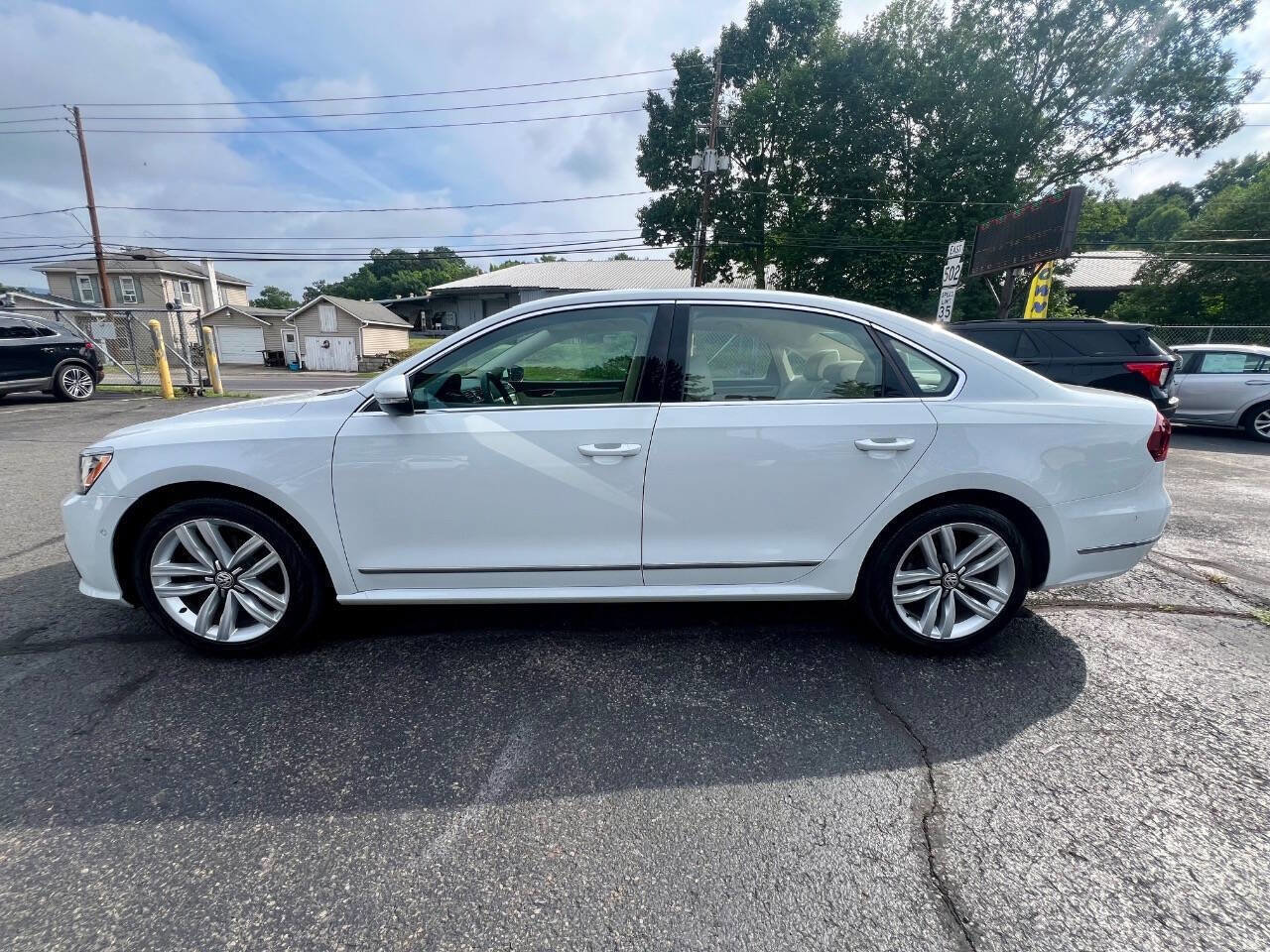 Used 2017 Volkswagen Passat 1.8T SEL Premium image 3
