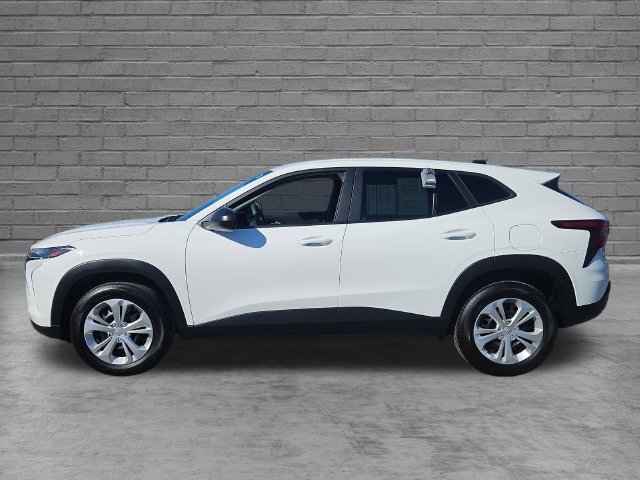 Used 2025 Chevrolet Trax LS FWD image 2
