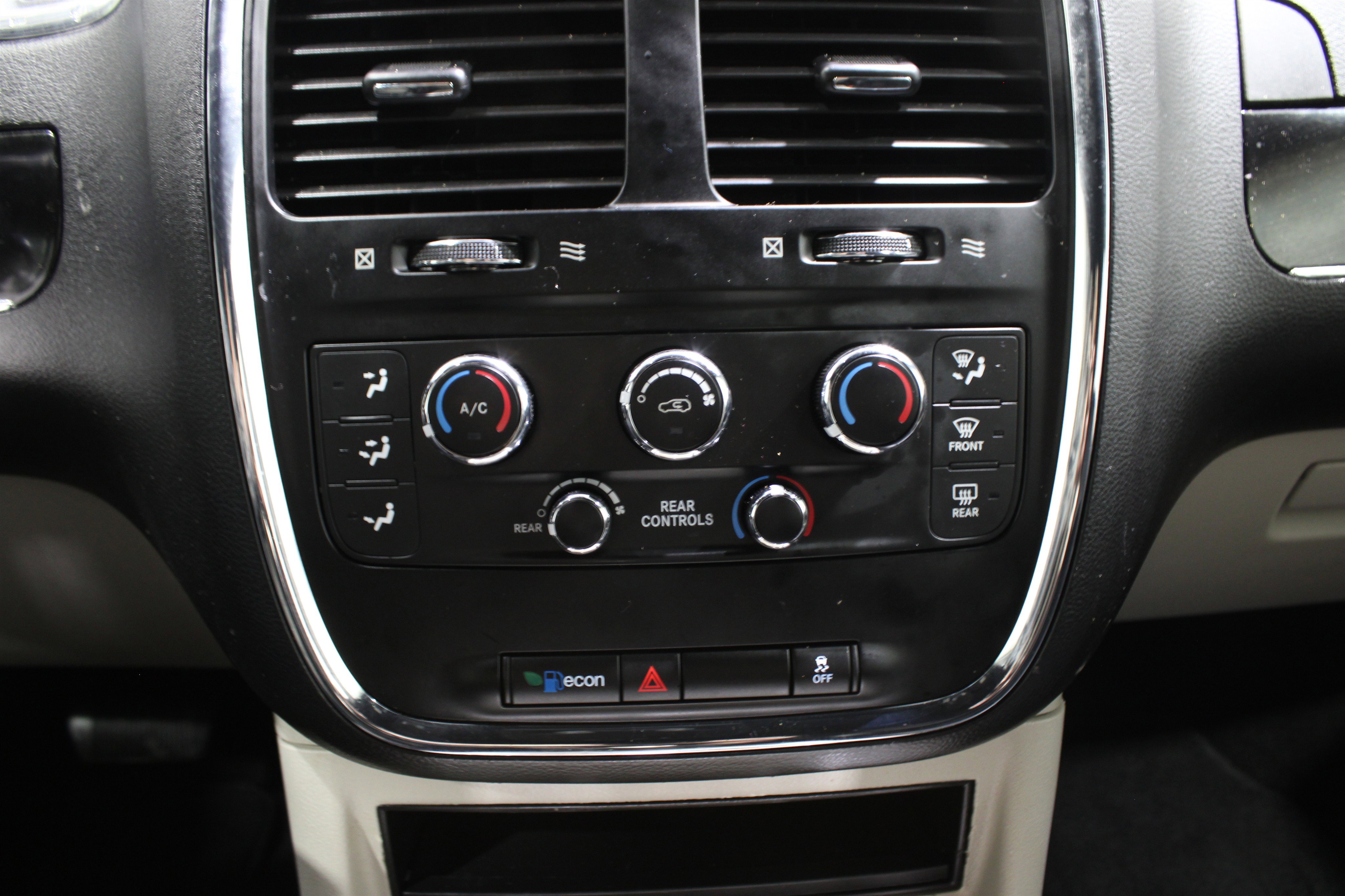 Used 2017 Dodge Grand Caravan SXT image 15