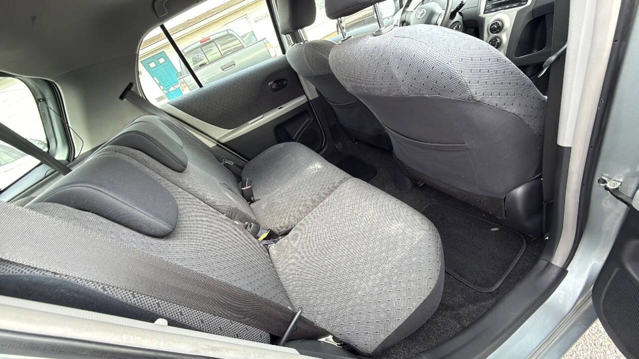 Used 2010 Toyota Yaris 4-Door Hatchback image 11