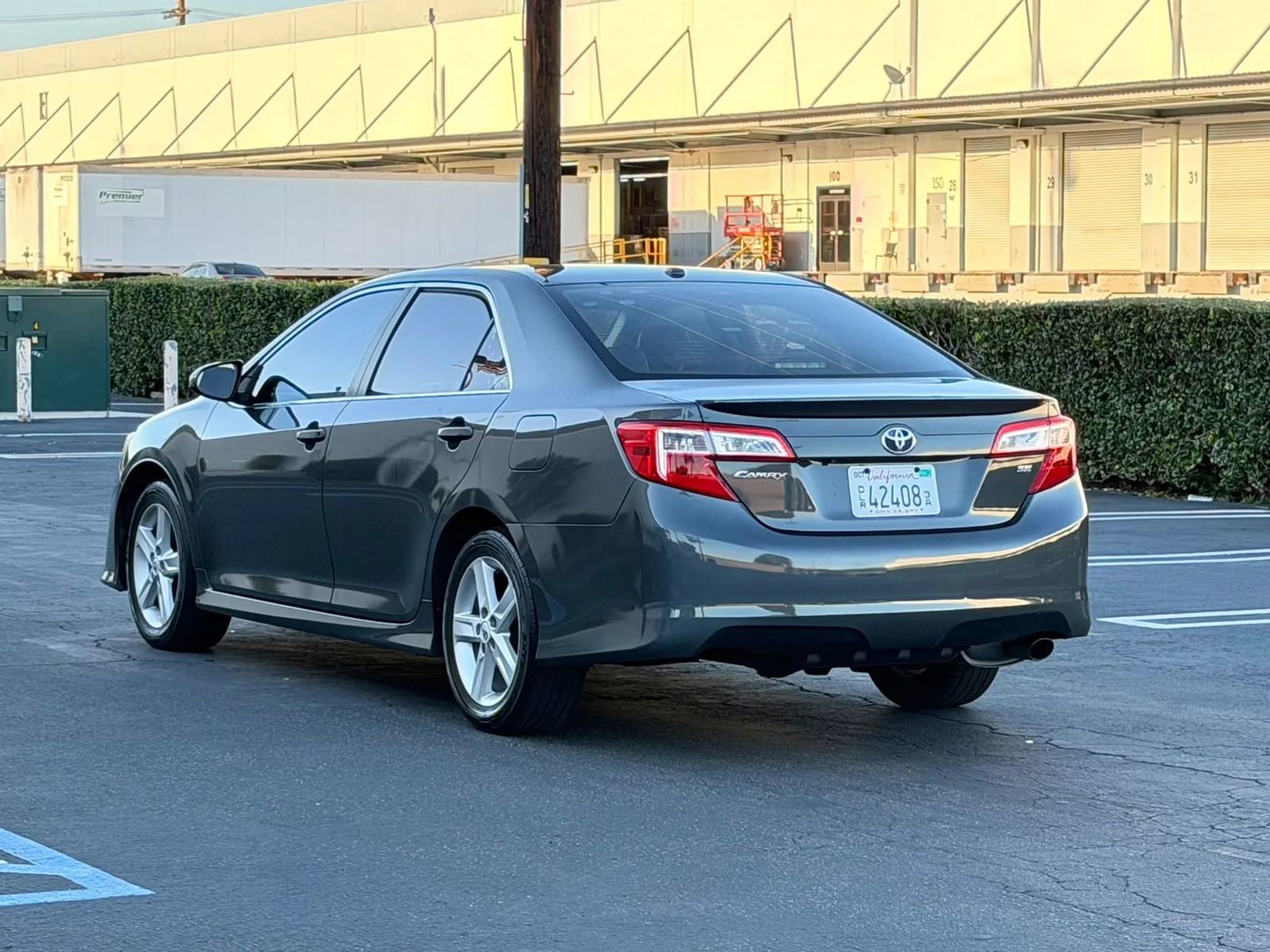 Used 2012 Toyota Camry SE w/ Leather Pkg FWD image 6