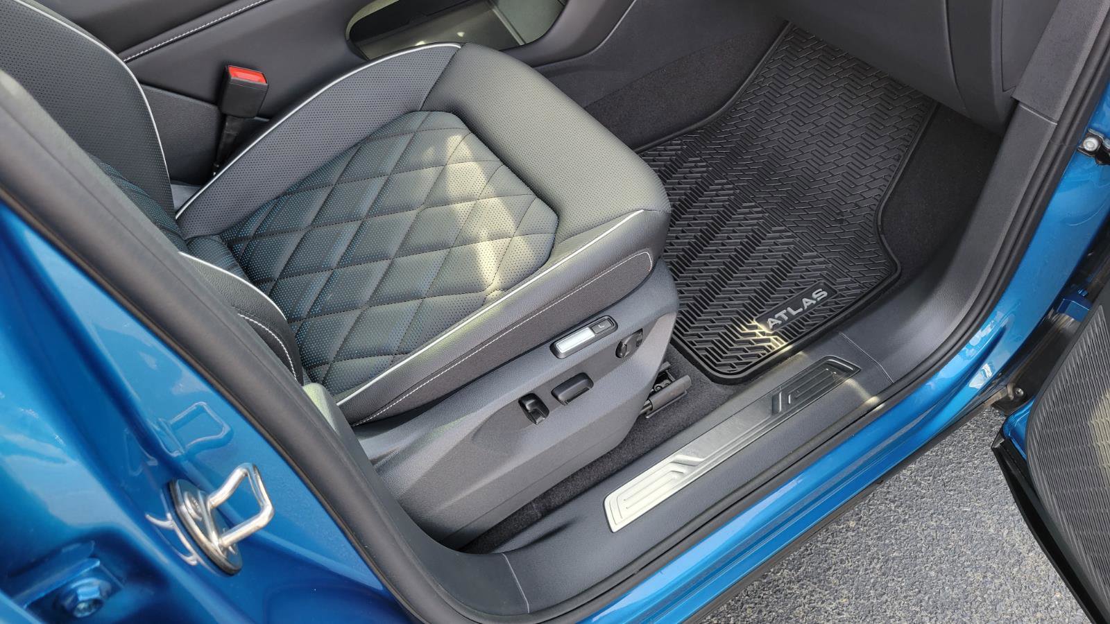 Certified 2025 Volkswagen Atlas Cross Sport SEL Premium R-Line image 39