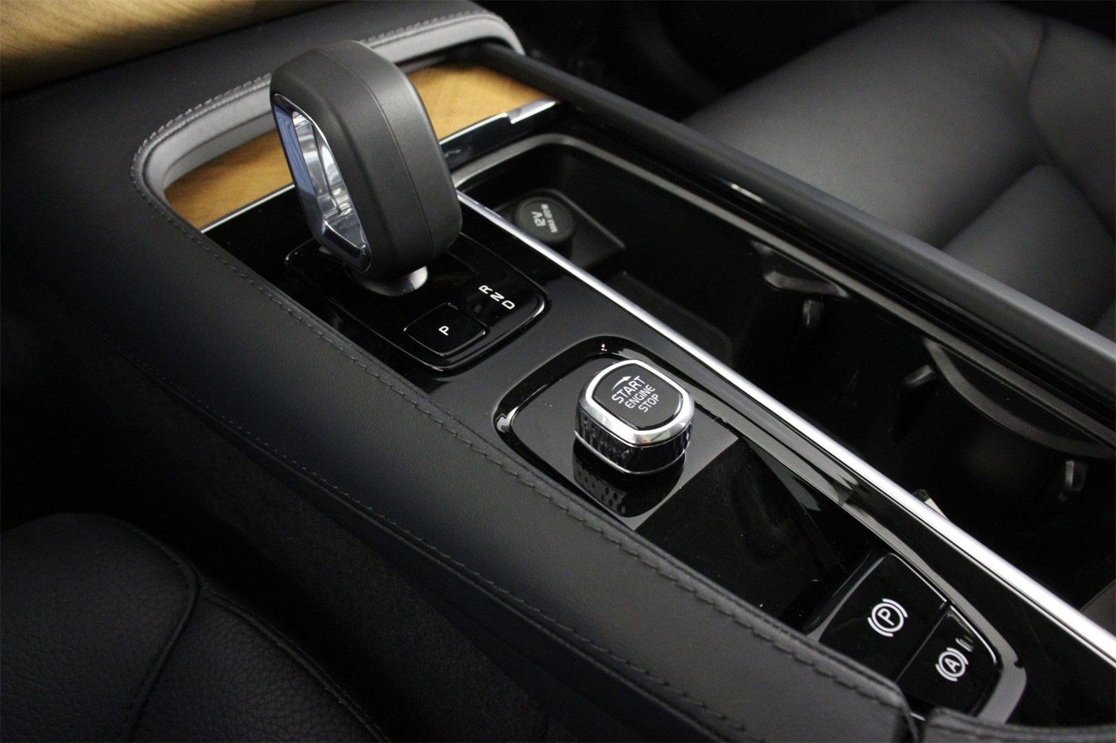 Certified 2024 Volvo XC90 T8 Plus w/ Protection Package Premier image 15