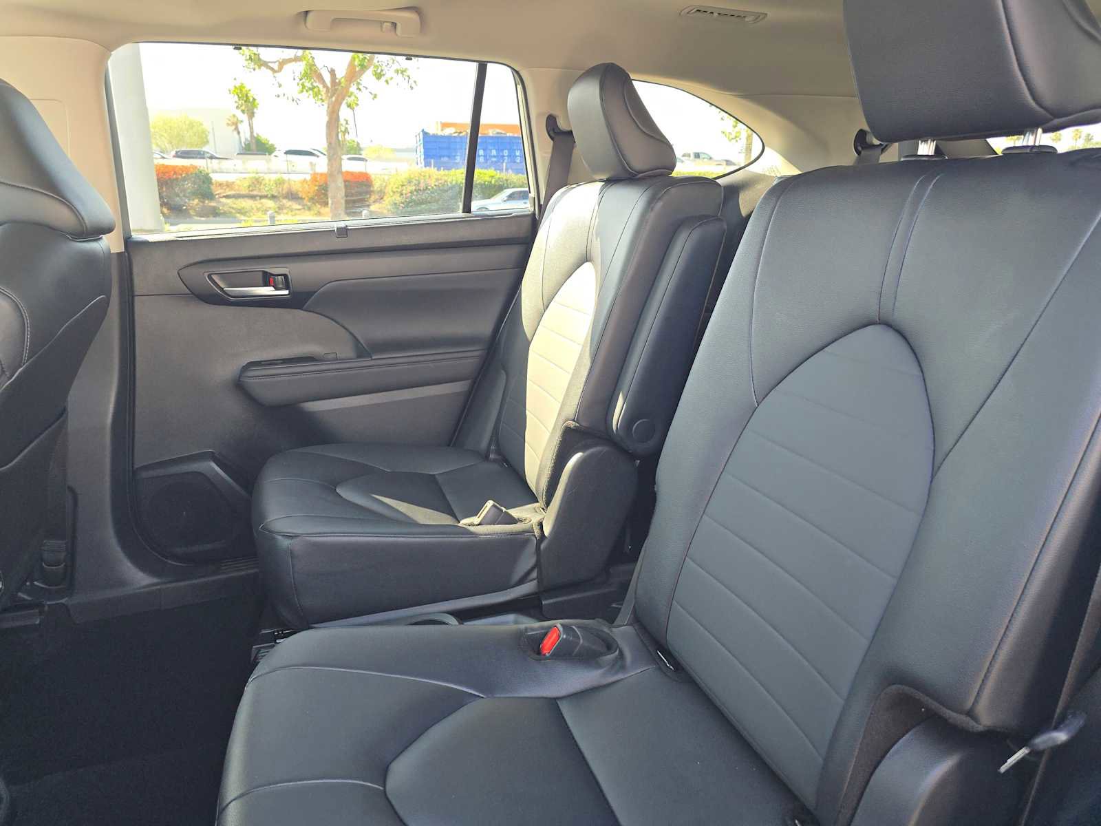 Used 2025 Toyota Highlander XLE image 19