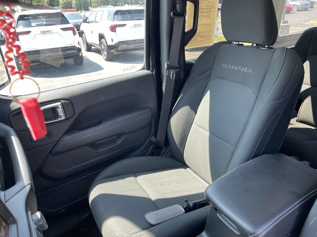 Used 2022 Jeep Wrangler Unlimited Sahara AWD/4WD image 24