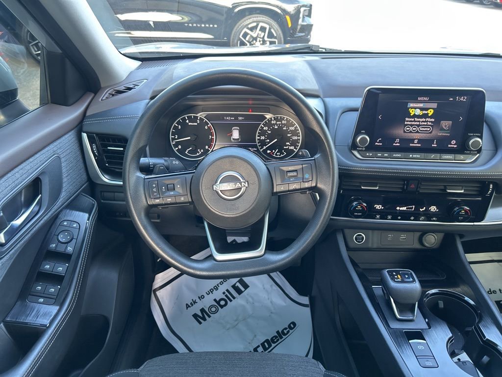 Used 2022 Nissan Rogue SV image 16